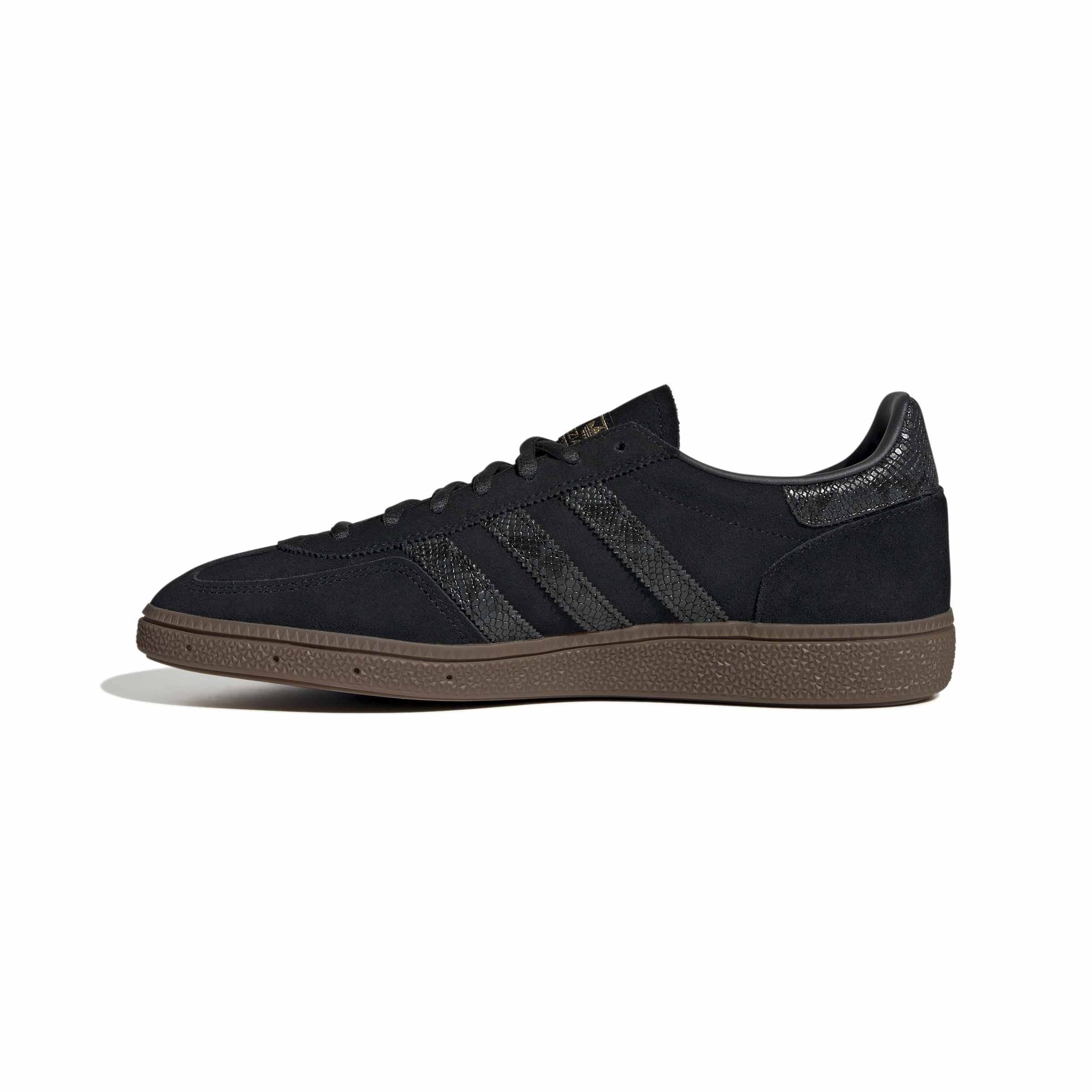 KJ2399_5_FOOTWEAR_Photography_SideMedialCenterView_white.jpg